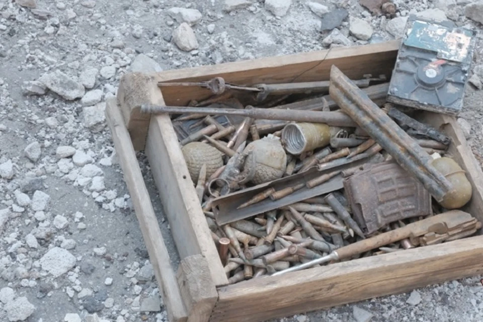 В ДНР нашли тайник с боеприпасами и документами ВСУ в подземельях «Азовстали». Фото: Росгвардия