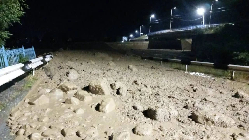 В Кабардино-Балкарии сель повредил опору моста на федеральной трассе. Фото: МЧС Кабардино-Балкарии.