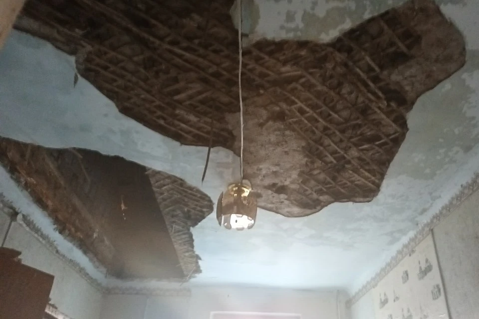 Чердачное перекрытие рухнуло в многоквартирном доме в Хабаровском крае