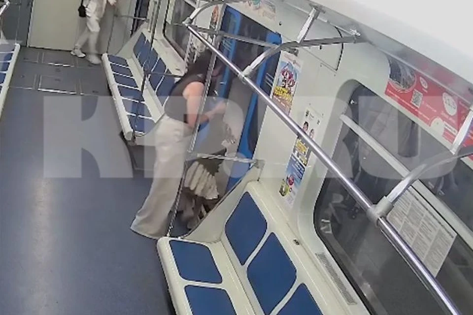 Дверям зажало руку женщине, когда она проходила с ребенком Фото: читатель «КП»