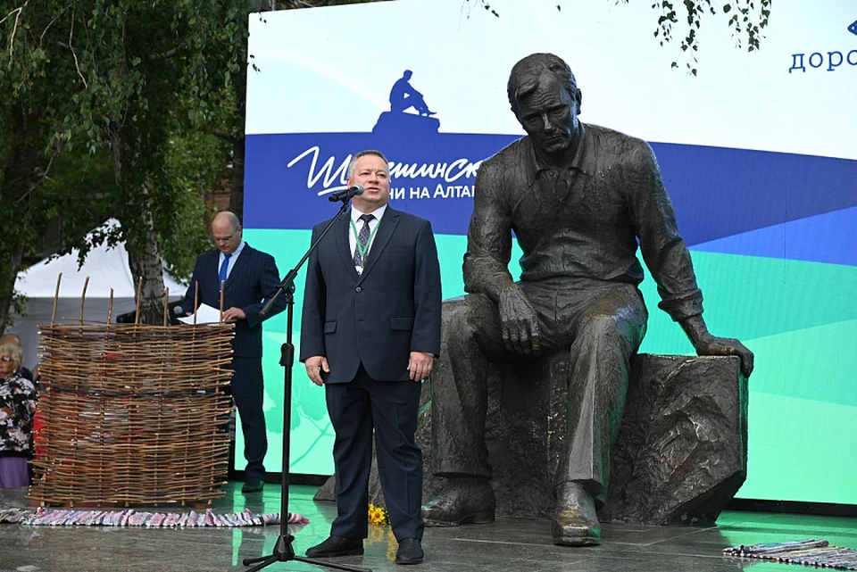 Фестиваль стартовал около памятника поэту. Фото: Михаил Полубедов/"Вечерний Барнаул"