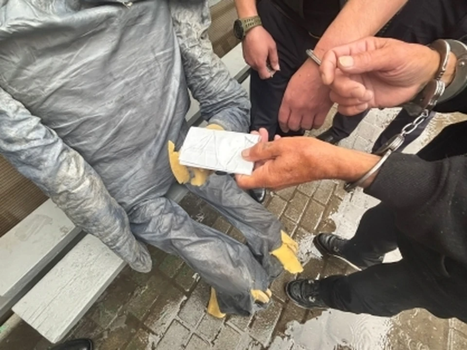Мужчина приставил отвертку к животу девушки