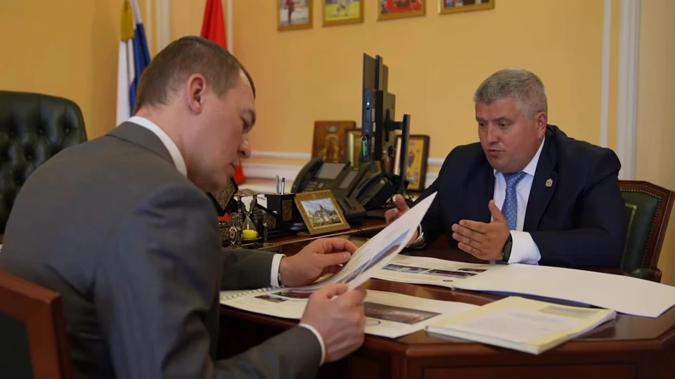 Александр Дронов рассказал Михаилу Дегтяреву о планах по развитию спортивной сферы в Новгородской области. Фото: кадр видео.