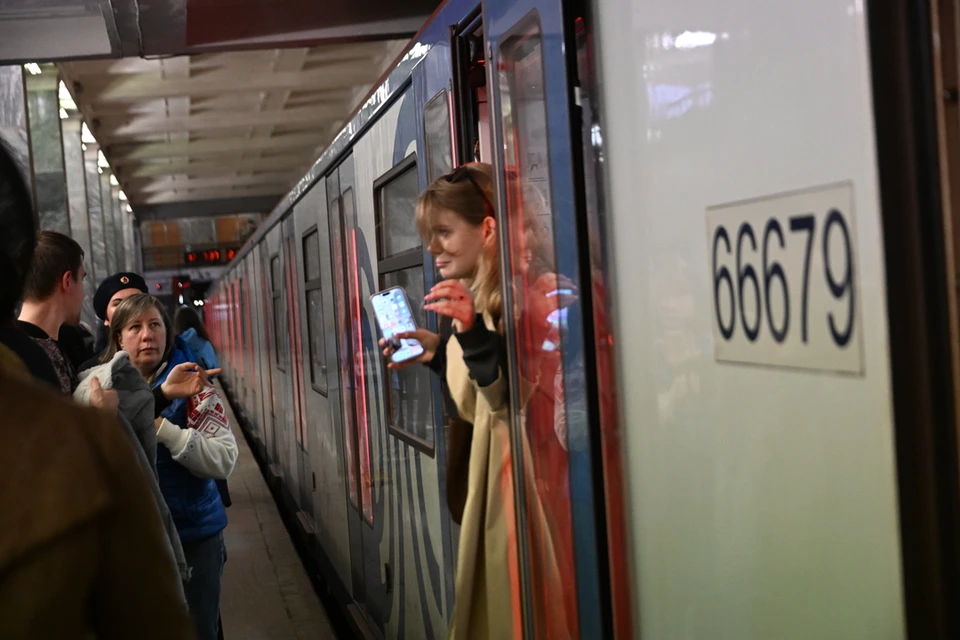 В метро появился поезд с новой системой открывания дверей.