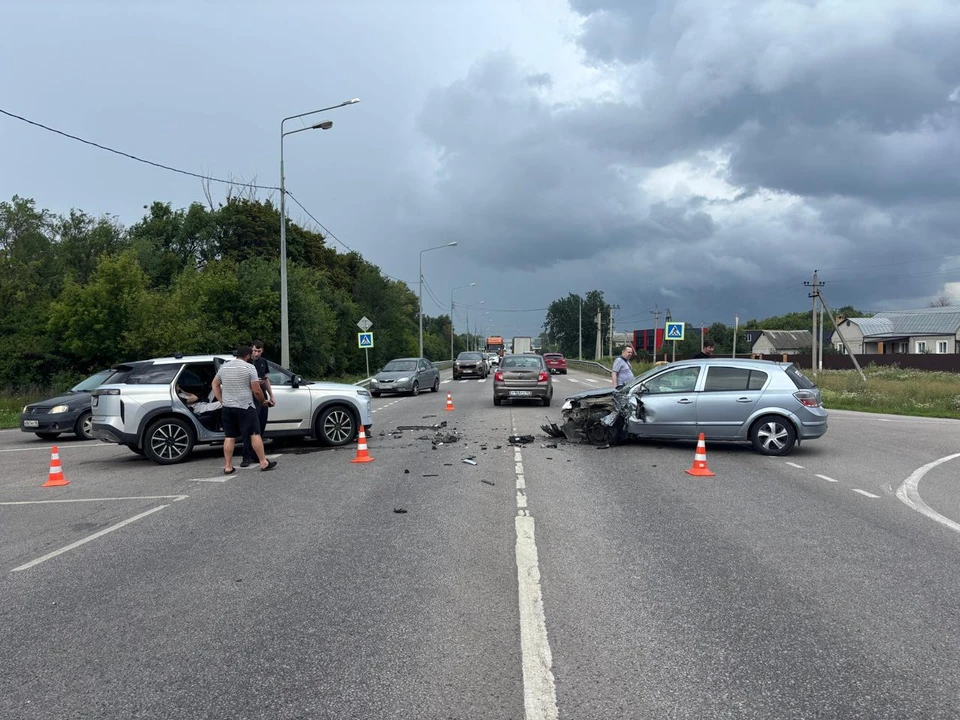 Полицейские устанавливают причины и обстоятельства аварий. Фото управления Госавтоинспекции по Липецкой области.