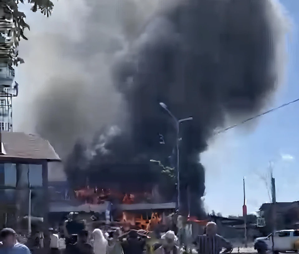 В Новошахтинске горит торговый центр на площади 1,3 тысячи кв. метров