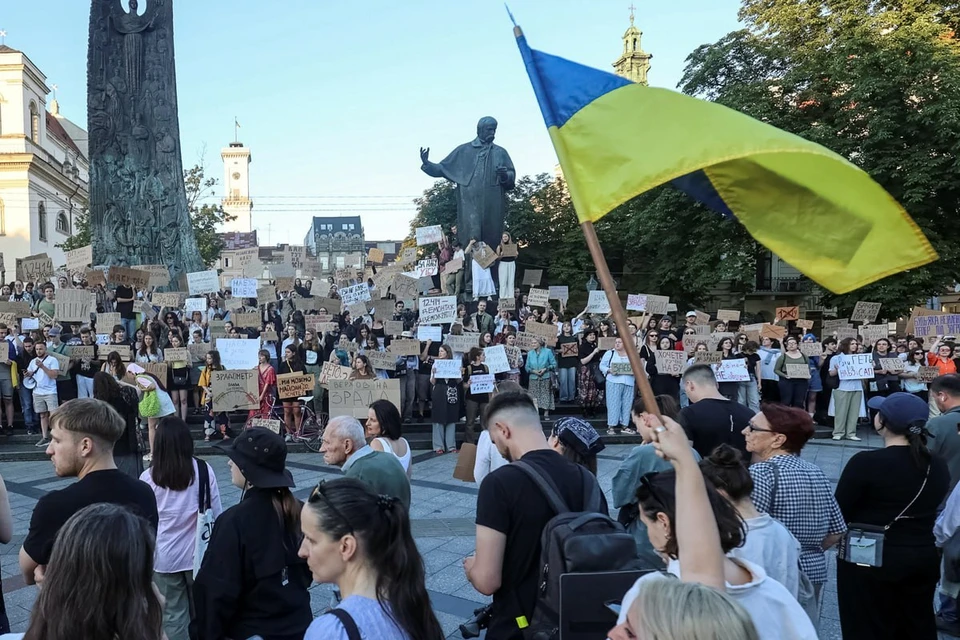 Митинги проходят уже в 10 городах Украины из-за решения Зеленского по НАБУ и САП