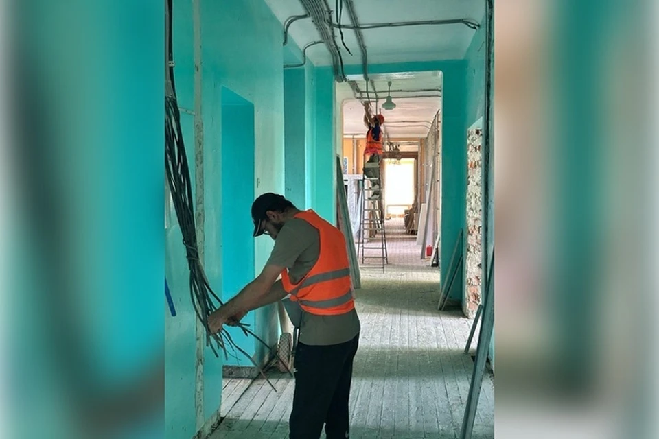 Работы выполняют специалисты шефа-региона. ФОТО: Администрация Стаханова