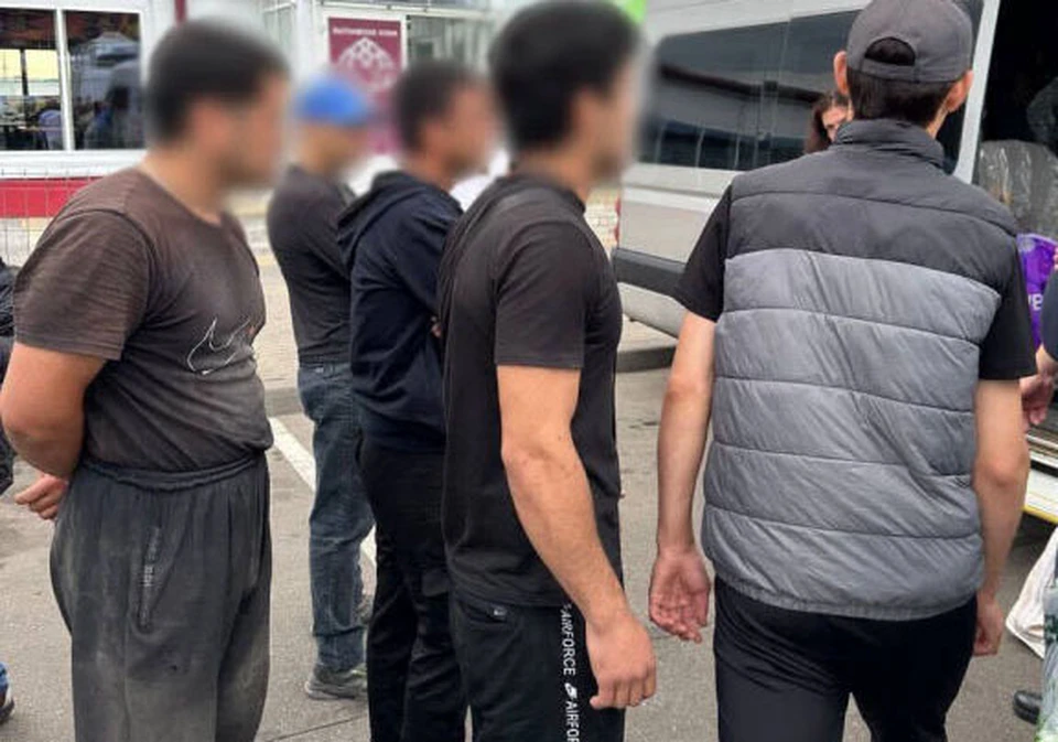 Иностранцы - на контроле миграционной службы. Фото: УВД Миноблисполкома.