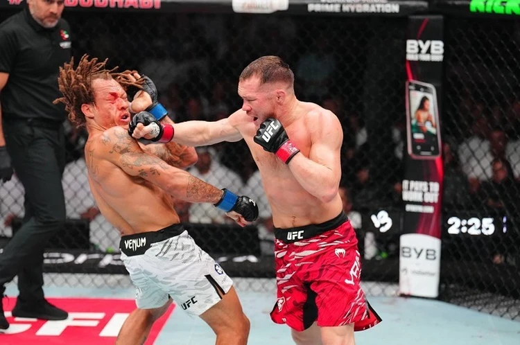 Пётр Ян уверенно победил американца Маркуса МакГи на турнире UFC в Абу-Даби