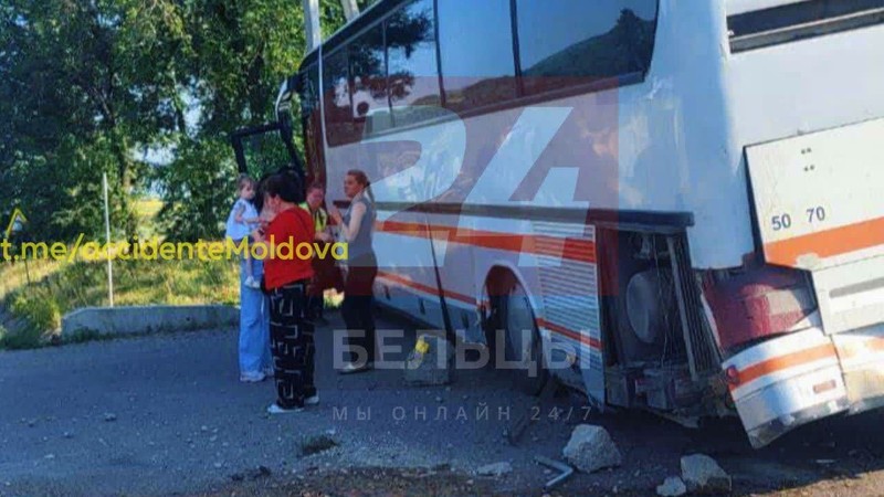 Автобус съехал с трассы, когда водителю стало плохо с сердцем. Фото: 24 Бельцы