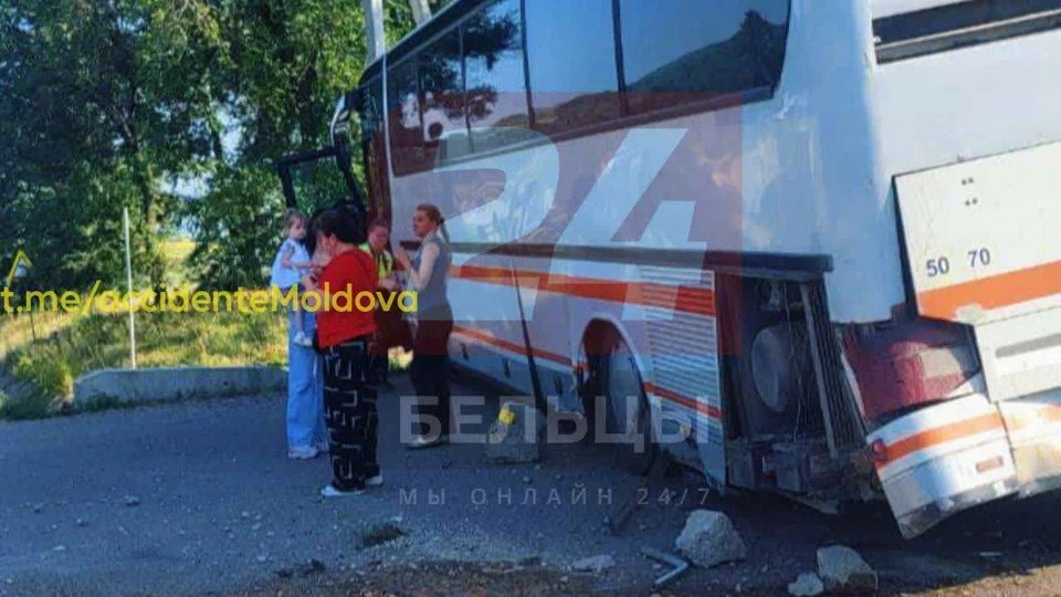 Автобус съехал с трассы, когда водителю стало плохо с сердцем. Фото: 24 Бельцы
