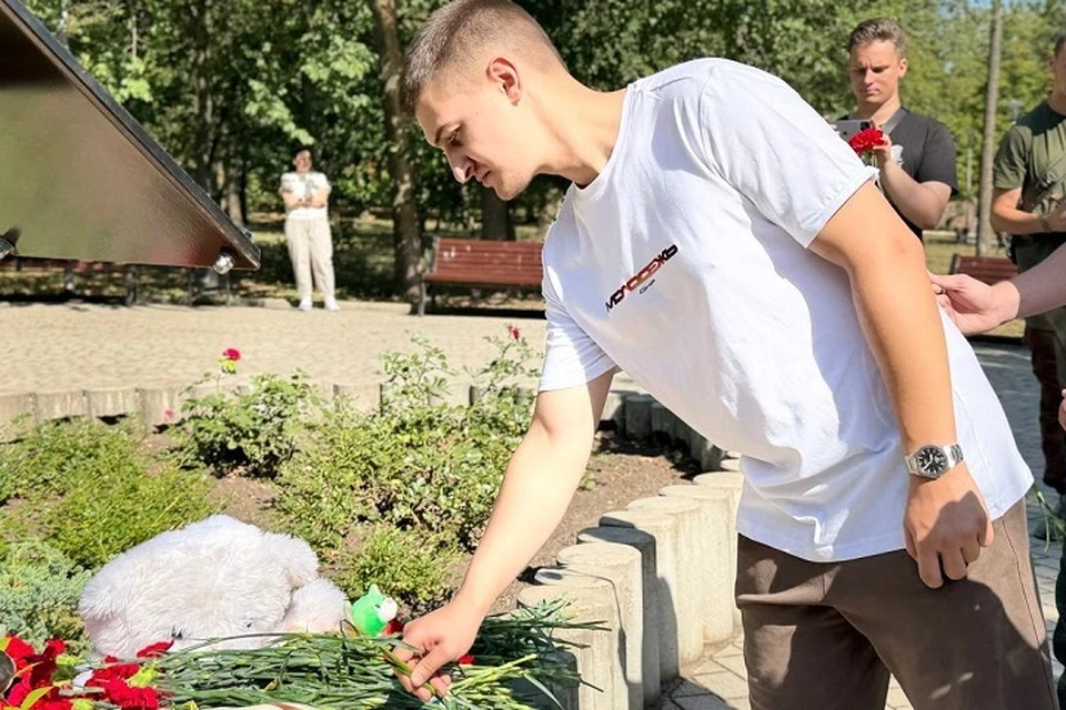 В Донецке на Аллее ангелов почтили память погибших детей Донбасса