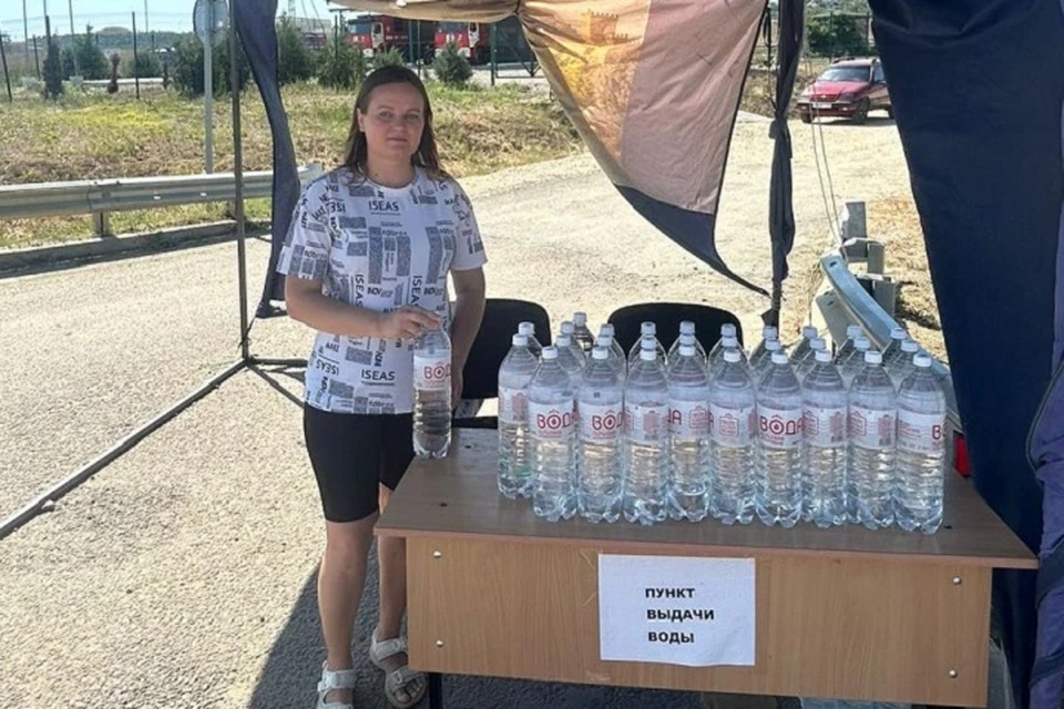 На подходах к Крымскому мосту оранизована раздача питьевой воды. Фото: Администрация Керчи/Tg
