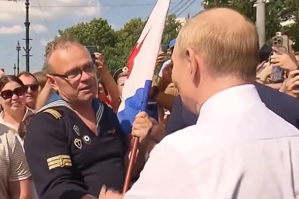 Моряк-подводник из Петербурга назвал Путина простым и доброжелательным человеком Фото: Кадр из видео РИА Новости