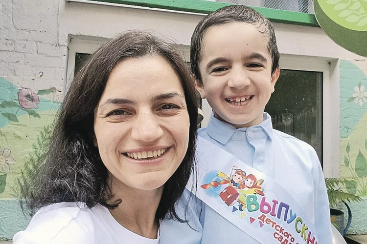 «Мама! Я сам умею прыгать!»: Тяжелобольной мальчик первым в России получил лечение за счет «налога на богатых»