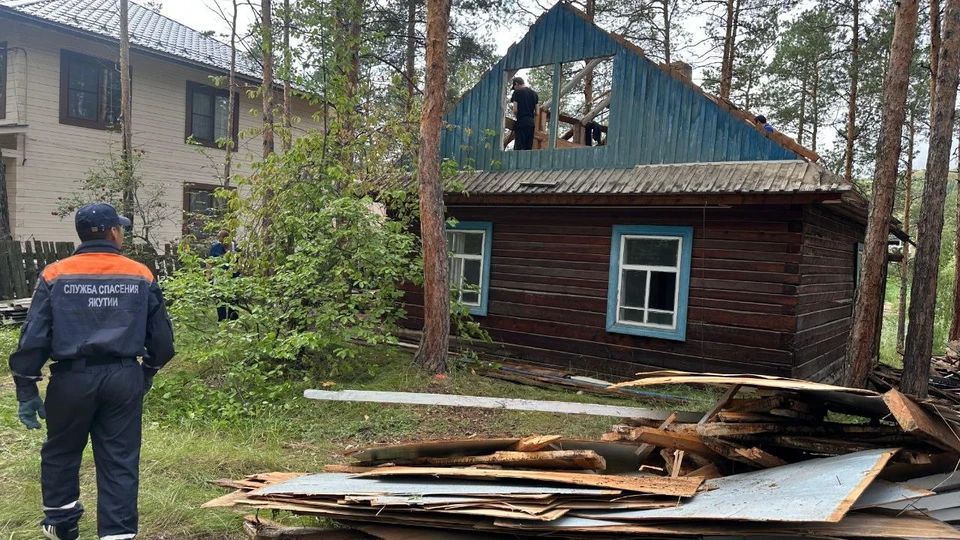 Спасатели эвакуировали рабочего, пострадавшего при разборке крыши в Якутии