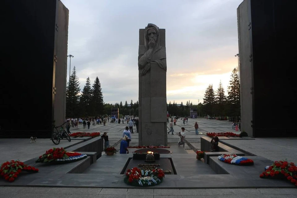 В Новосибирске в год 80-летия Победы обновляют территорию у Монумента Славы. Фото: Telegram-канал Максима Кудрявцева