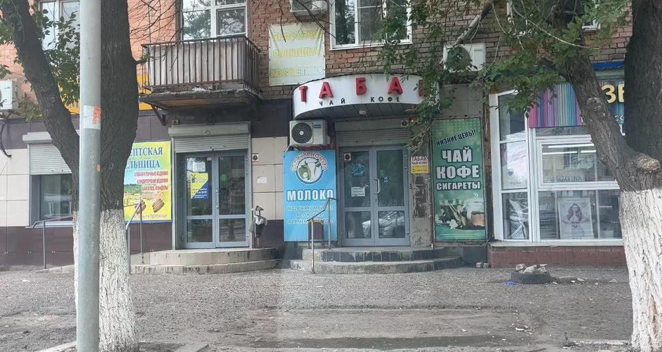 Незаконную продукцию сбывали в мелкие магазинчики.