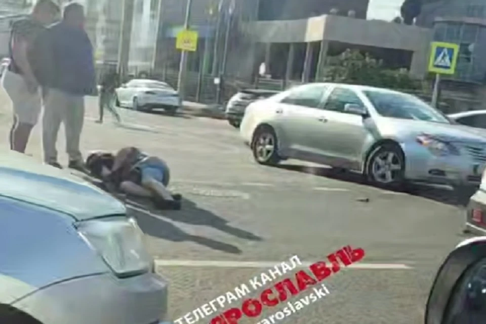 Мотоциклист выжил, но попал в больницу. Фото: телеграм-канал Жесть Ярославль.