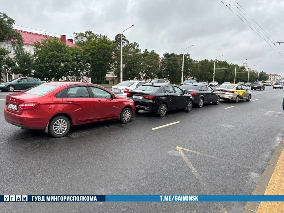 В Минске на Партизанском проспекте столкнулись четыре автомобиля. Фото: телеграм-канал УГАИ ГУВД Мингорисполкома