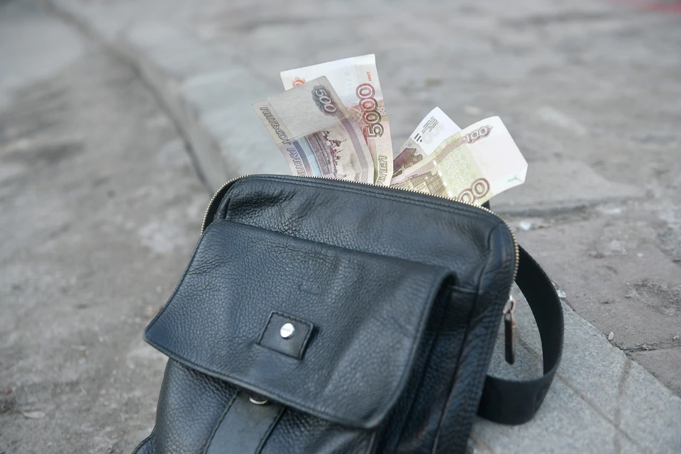 В сумке находилось два телефона, золотое кольцо, 3 тысячи рублей и документы.