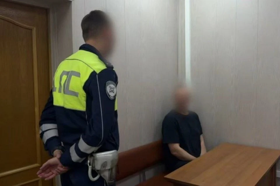 Водители УАЗа столкнулся с припаркованными машинами на улице Юрия Тена