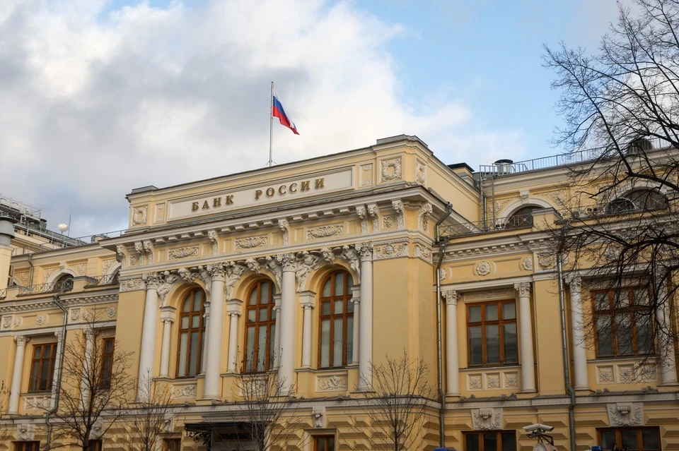ЦБ поднял официальный курс доллара США выше 82 рублей