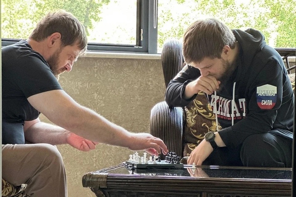 Глава республики выигрывает у министра спорта Чечни. Фото: соцсети главы республики.