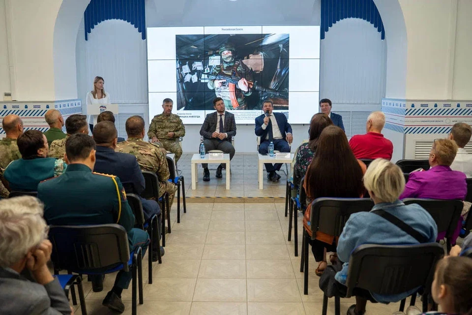 Открыли экспозицию представители региональной власти, общественности, участие также приняли студенты и школьники.