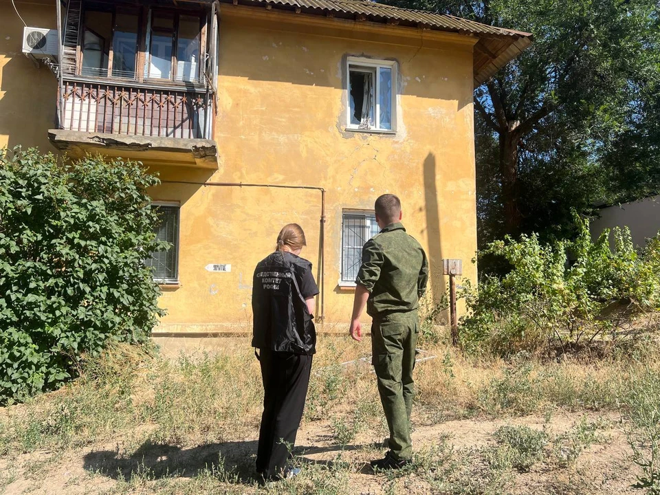 Взрывной волной в квартире выбило стекла, ребенок погиб. Фото: Следком.