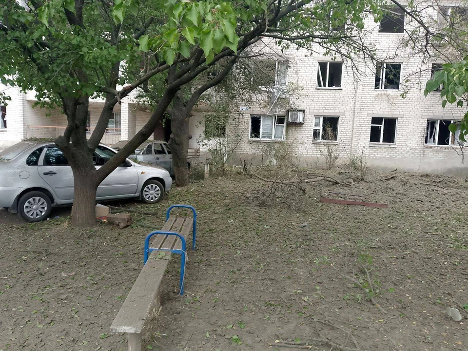 Снаряд попал на детскую площадку. Фото - тг-канал Евгения Балицкого