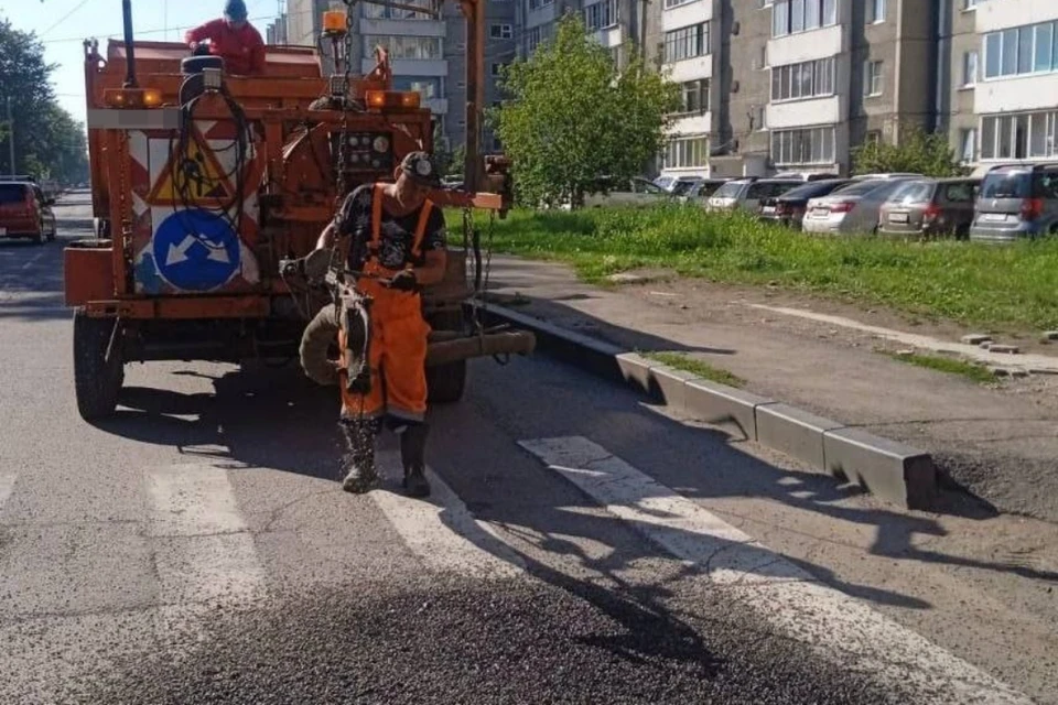 В Иркутске съезд в Ново-Ленино ремонтируют асфальтовыми картами.