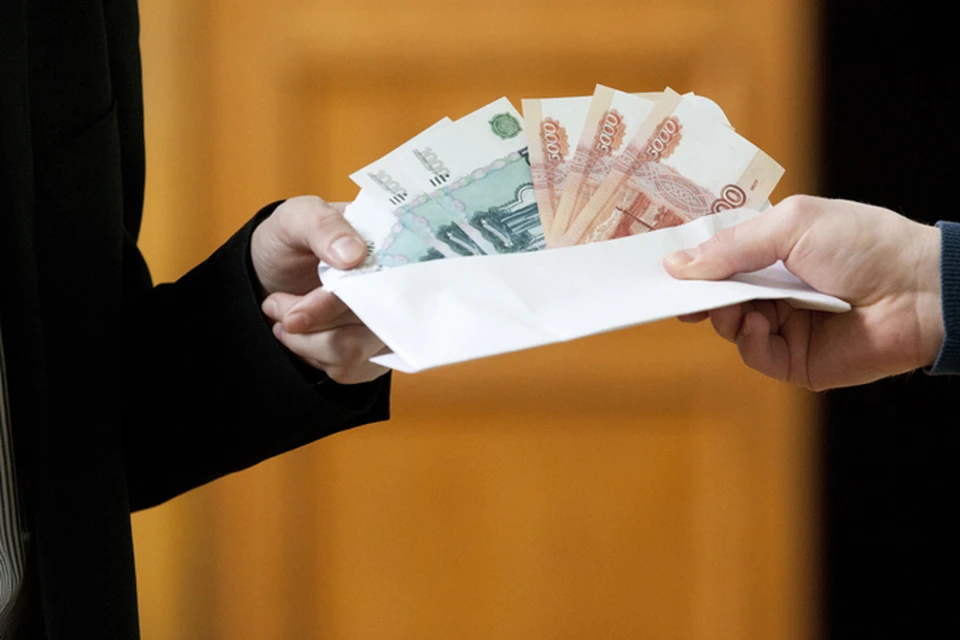 Уголовные дела в отношении получателя взятки и посредника рассматриваются в суде