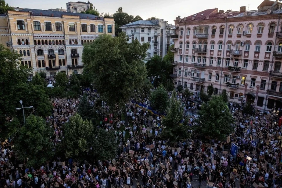 В украинских городах проходят протесты против ограничения полномочий антикоррупционных органов.