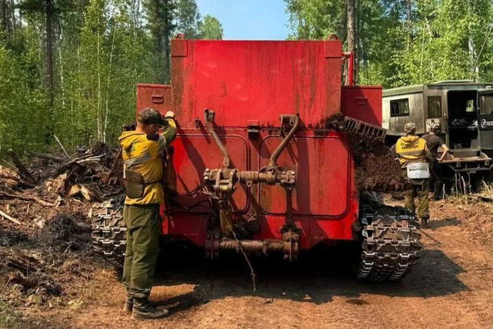В Иркутской области продолжают тушить два лесных пожара.