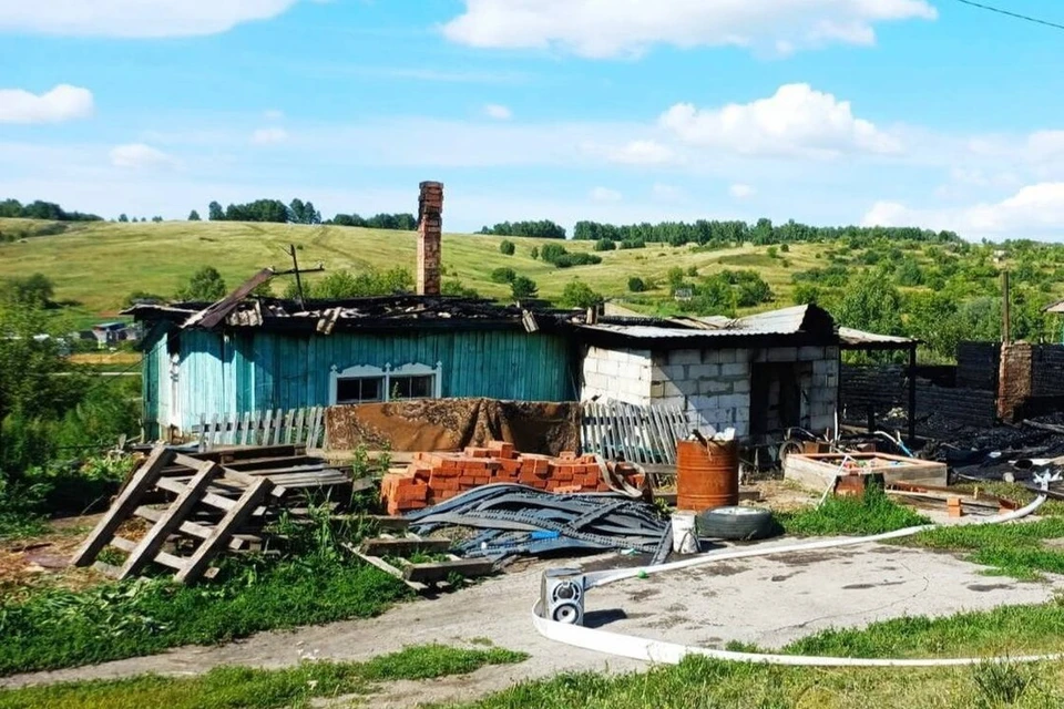 Пожар из-за плиты оставил семью без дома. Фото: пресс-служба МЧС по Новосибирской области
