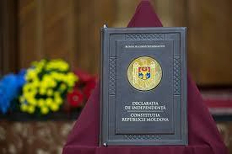 День Конституции должен напоминать о верховенстве закона