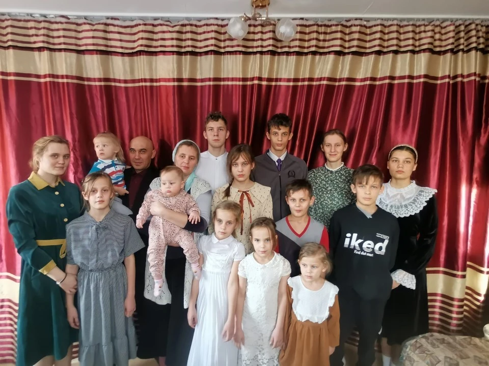 Отец 15 детей из Бурятии дал советы, как сэкономить на сборах в школу. Фото: из личного архива супругов.