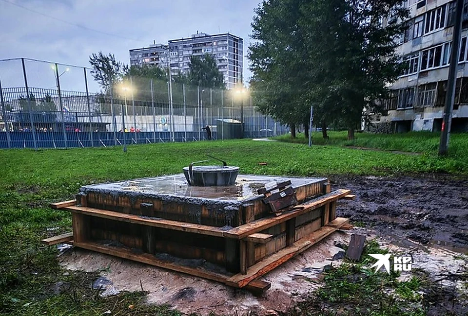 Вышку возводят рядом с многоэтажным домом. Фото: предоставлено жителями дома