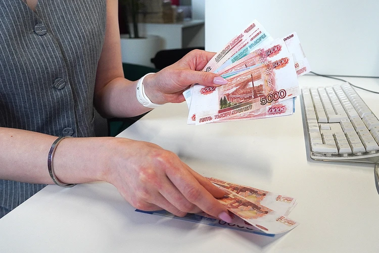 Росстат отчитался о росте зарплат в России: где больше всего платят, а кому денег не хватает