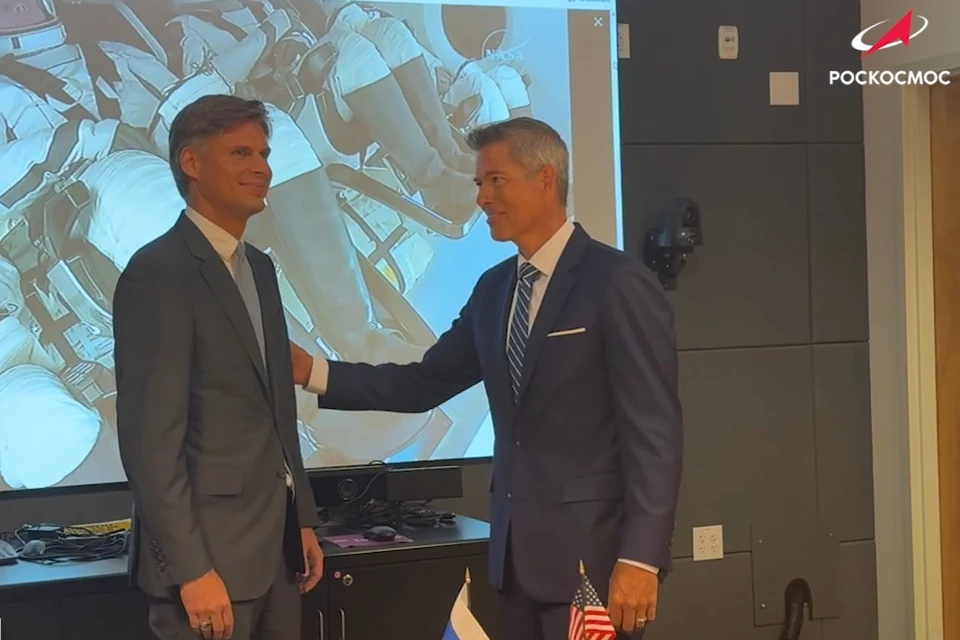 Дмитрий Баканов и министр транспорта США - исполняющий обязанности директора NASA Шон Даффи на кадре видео Роскосмоса.