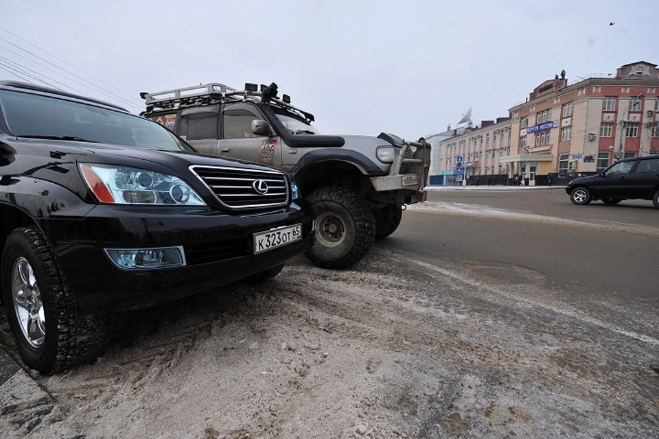 Украденный Lexus застрял в снегу во время погони в Хабаровске