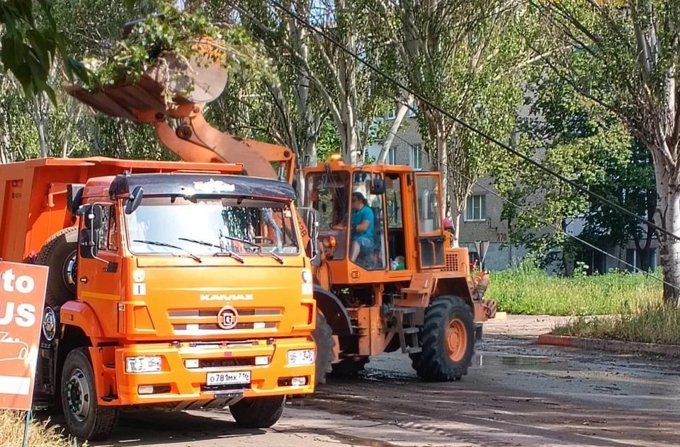 В городе убирают мусор с улиц. Фото - тг-канал администрации Лисичанска
