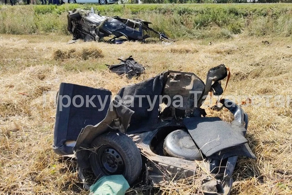 Отечественную легковушку после столкновения с другим авто выкинуло с дороги в кювет.