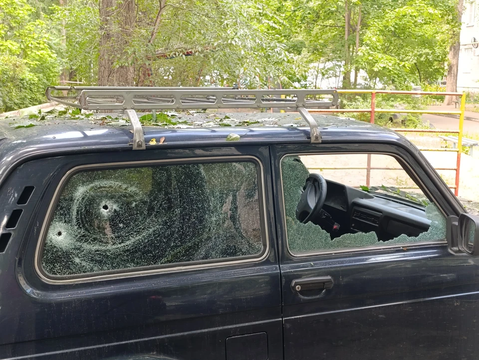 По предварительным городской администрации, повреждения получили шесть автомобилей.