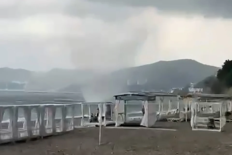 Смерч обрушился на пляж. Фото: скриншот видео