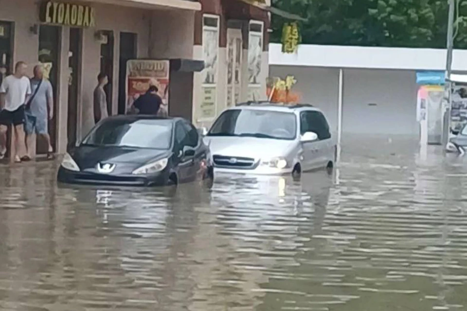 В воде оказались дома и автомобили. Фото: соцсети