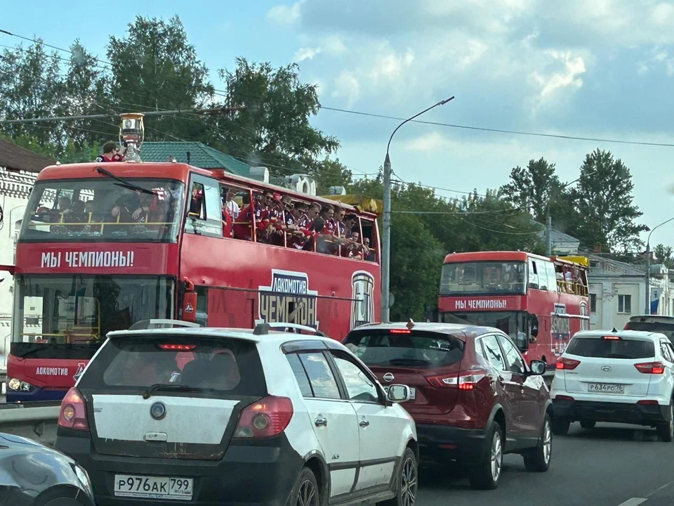 Чемпионов приветствовали восторженные фанаты. Фото: Полина ВАЧНАДЗЕ.