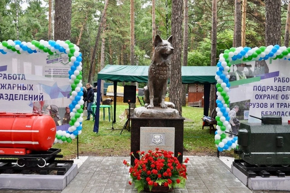 В Новосибирске установили памятник служебным собакам. Фото: ФГП ВО ЖДТ России